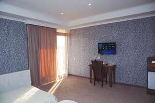 Отель Hotel King David Кутаиси Двухместный номер с 2 отдельными кроватями и балконом-1