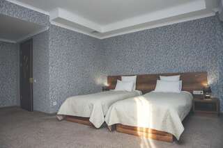 Отель Hotel King David Кутаиси Двухместный номер с 2 отдельными кроватями и балконом-2