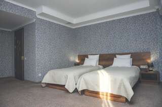 Отель Hotel King David Кутаиси Двухместный номер с 2 отдельными кроватями и балконом-3