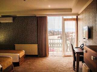 Отель Hotel King David Кутаиси Двухместный номер с 2 отдельными кроватями и балконом-6